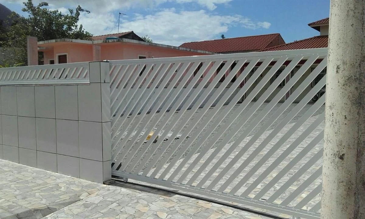 Carro preso na garagem com portão automático travado