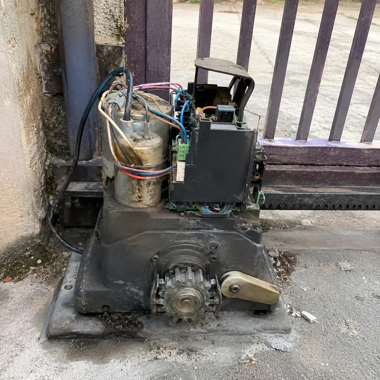 Motor de portão automático aberto com defeito