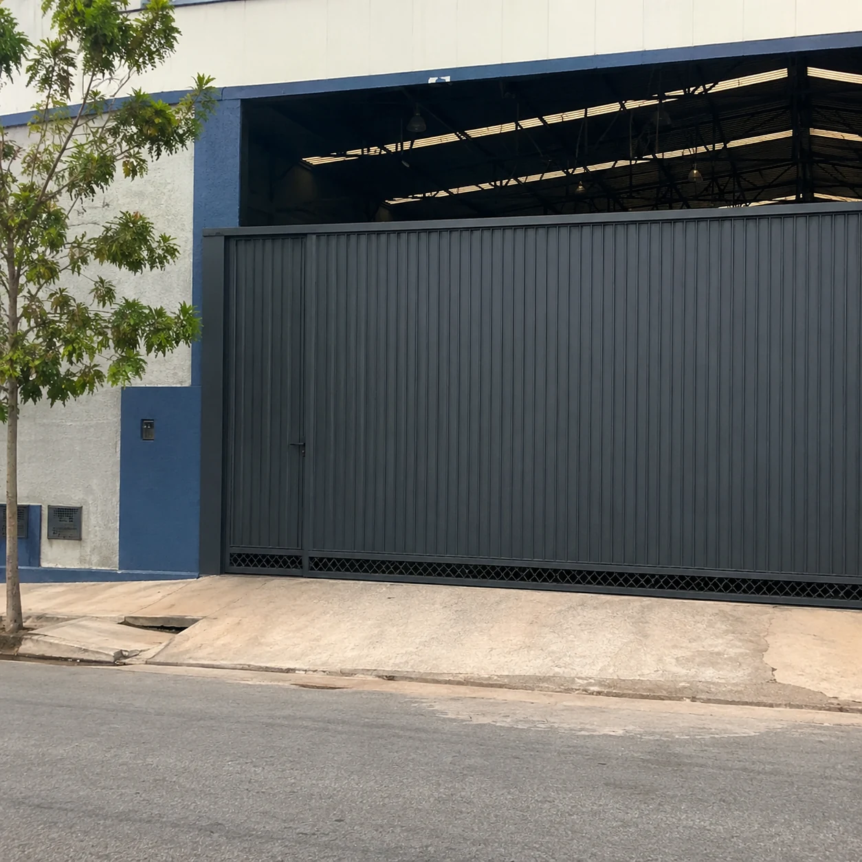 Portão comercial automatizado
