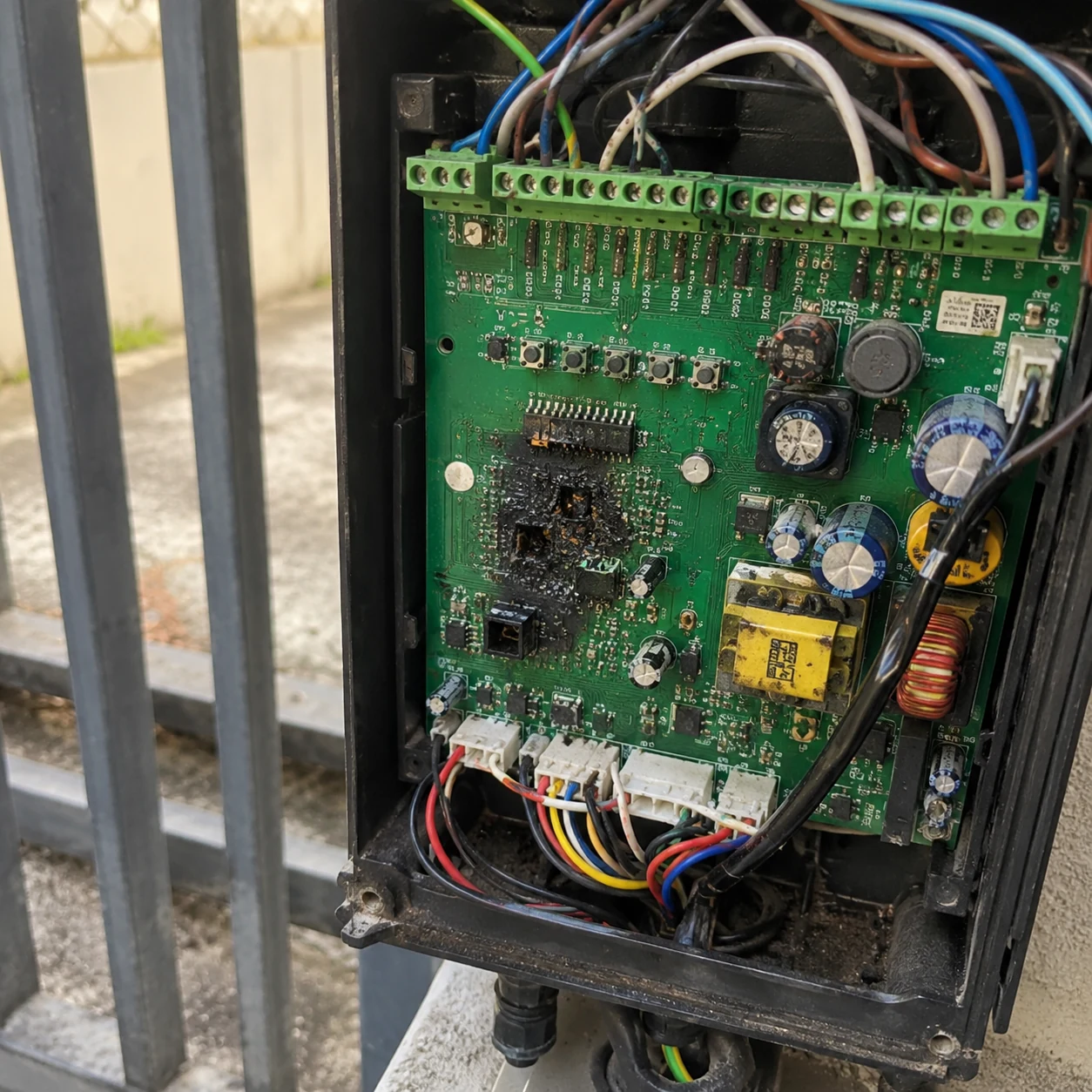 Central/placa eletrônica de portão em manutenção
